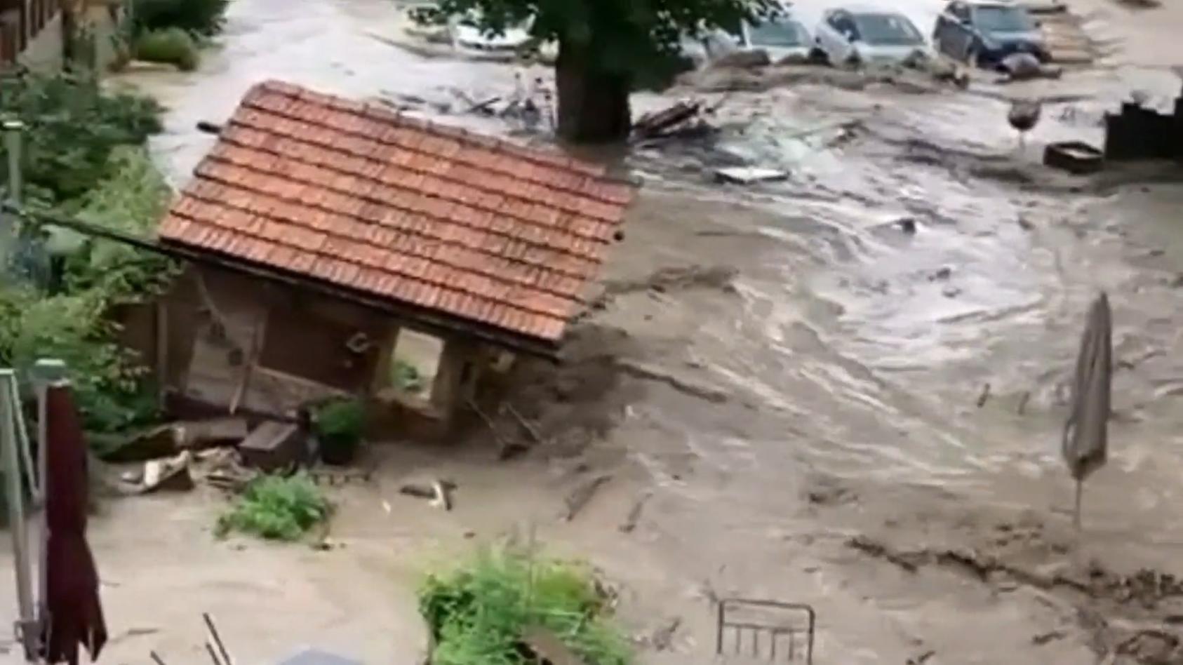 Sturzflut in der Schweiz Überschwemmungen nach Starkregen