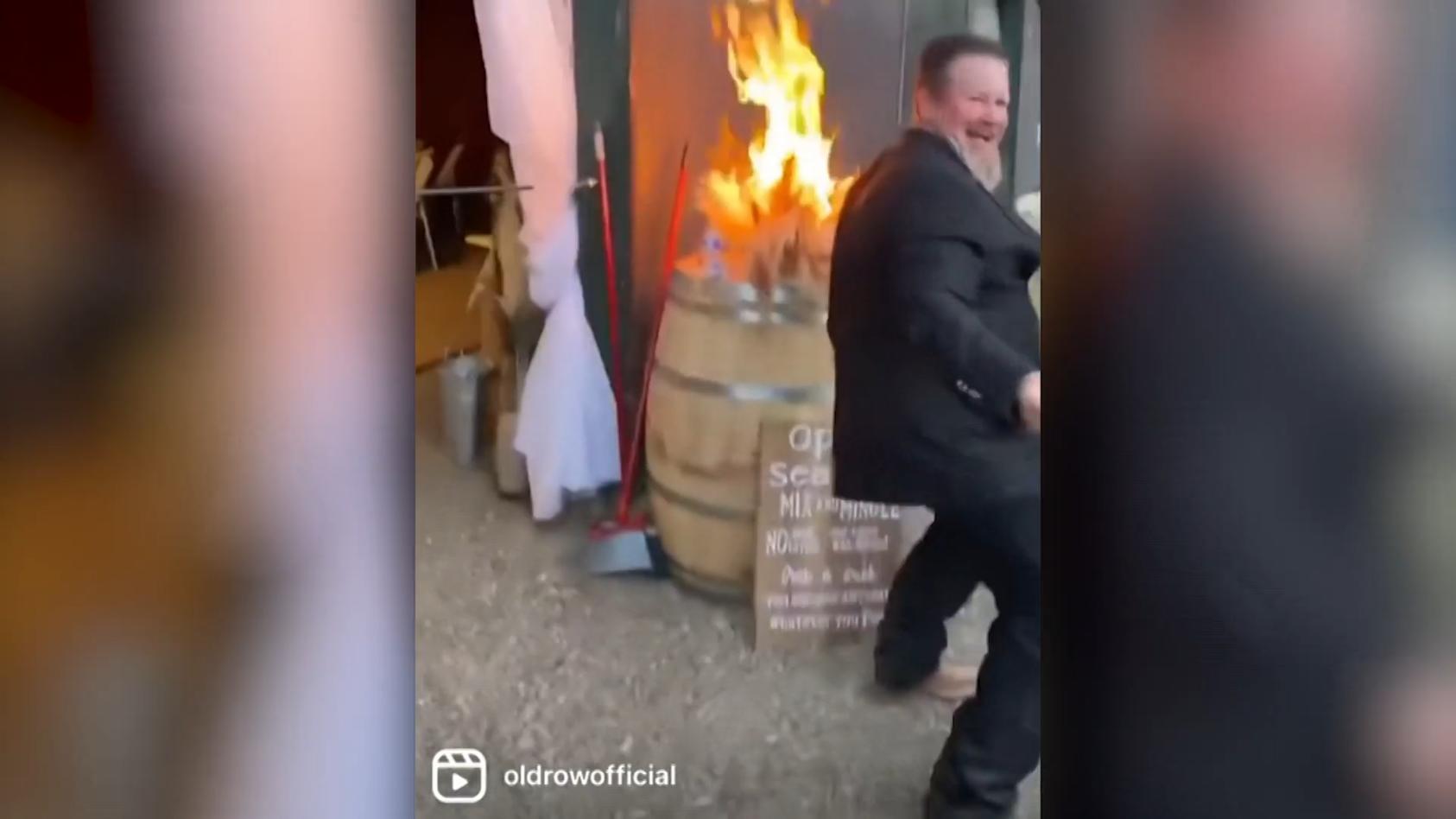Brautvater entfacht Brand auf Hochzeit Feuer und Flamme