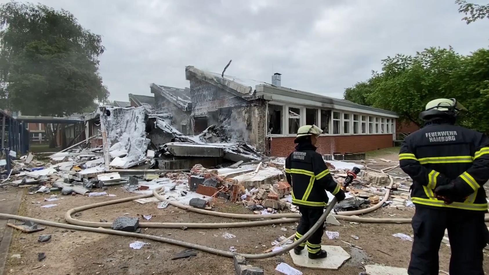 Gas-Explosion zerstört  Schule bei Hamburg Alle Zeugnisse vernichtet!