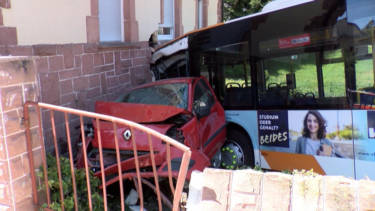 Heidelberg: Linienbus kracht in Wohnhaus - 19 Verletzte! Der Fahrer verlor die Kontrolle
