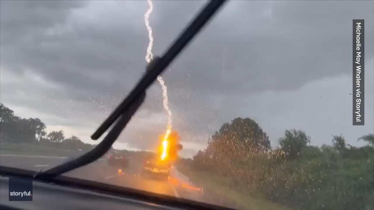 Blitz schlägt in fahrendes Auto ein Schreckmoment auf dem Highway