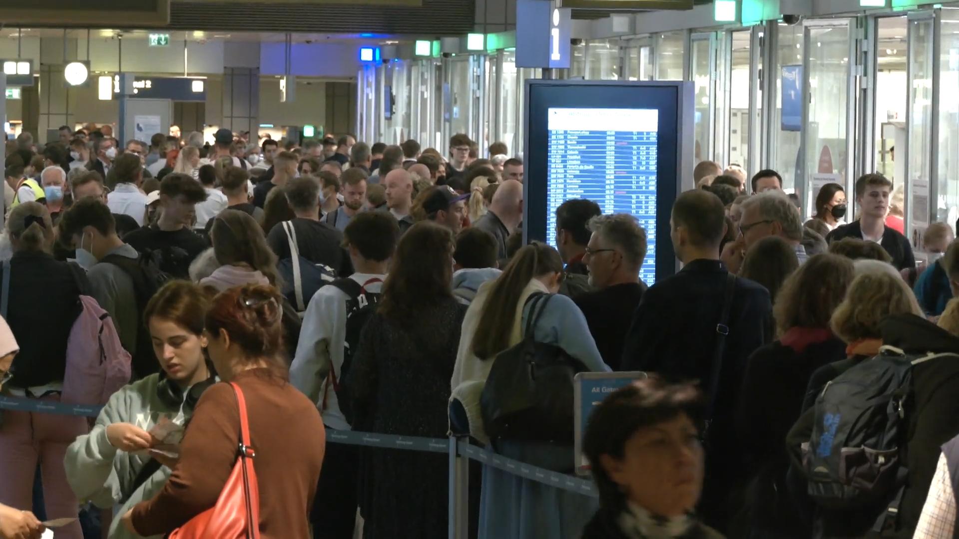 Mega-Reisewelle ebbt nicht ab: Urlauber schäumen Flughafen-Chaos