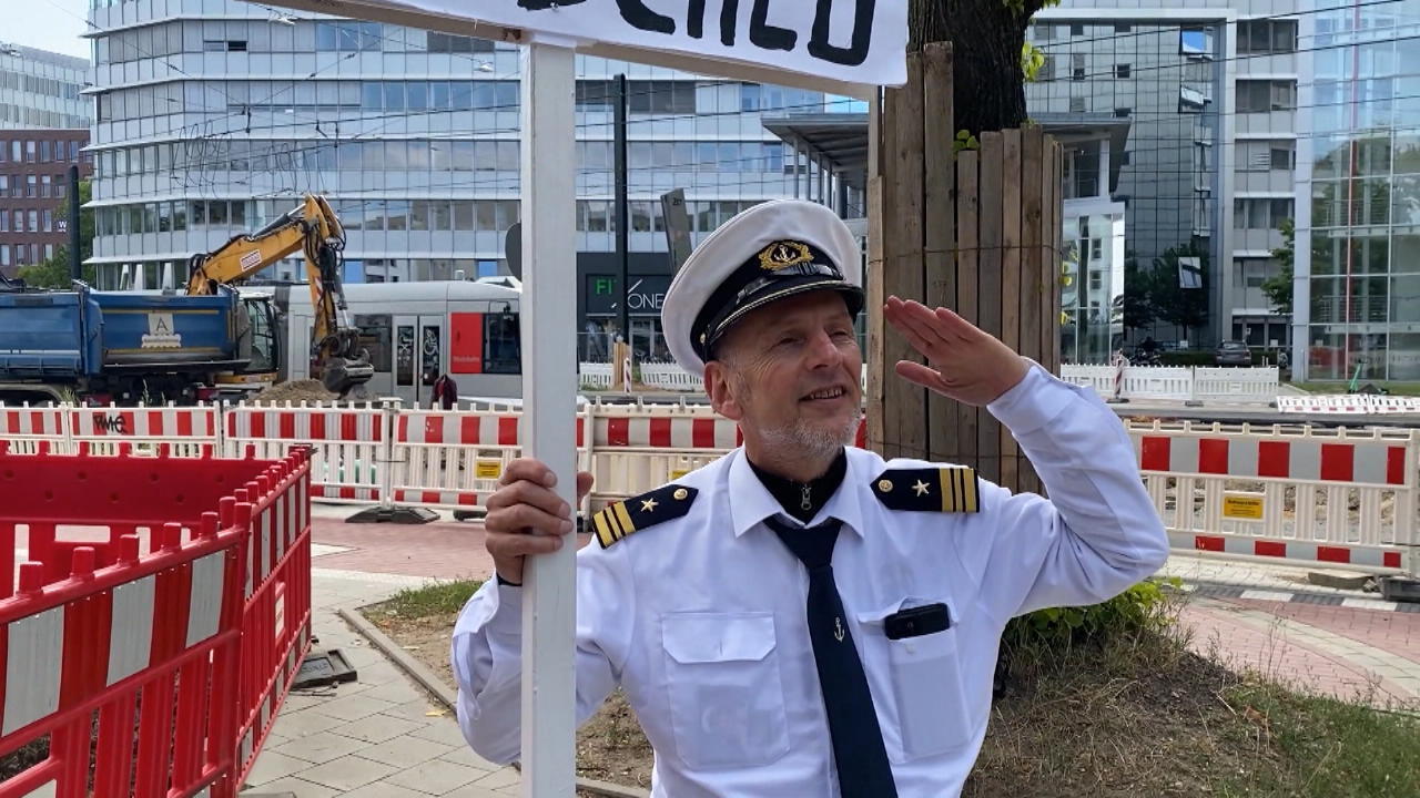 Falscher Kapitän steht vor Düsseldorfer Arbeitsamt „Macht was euch gefällt“