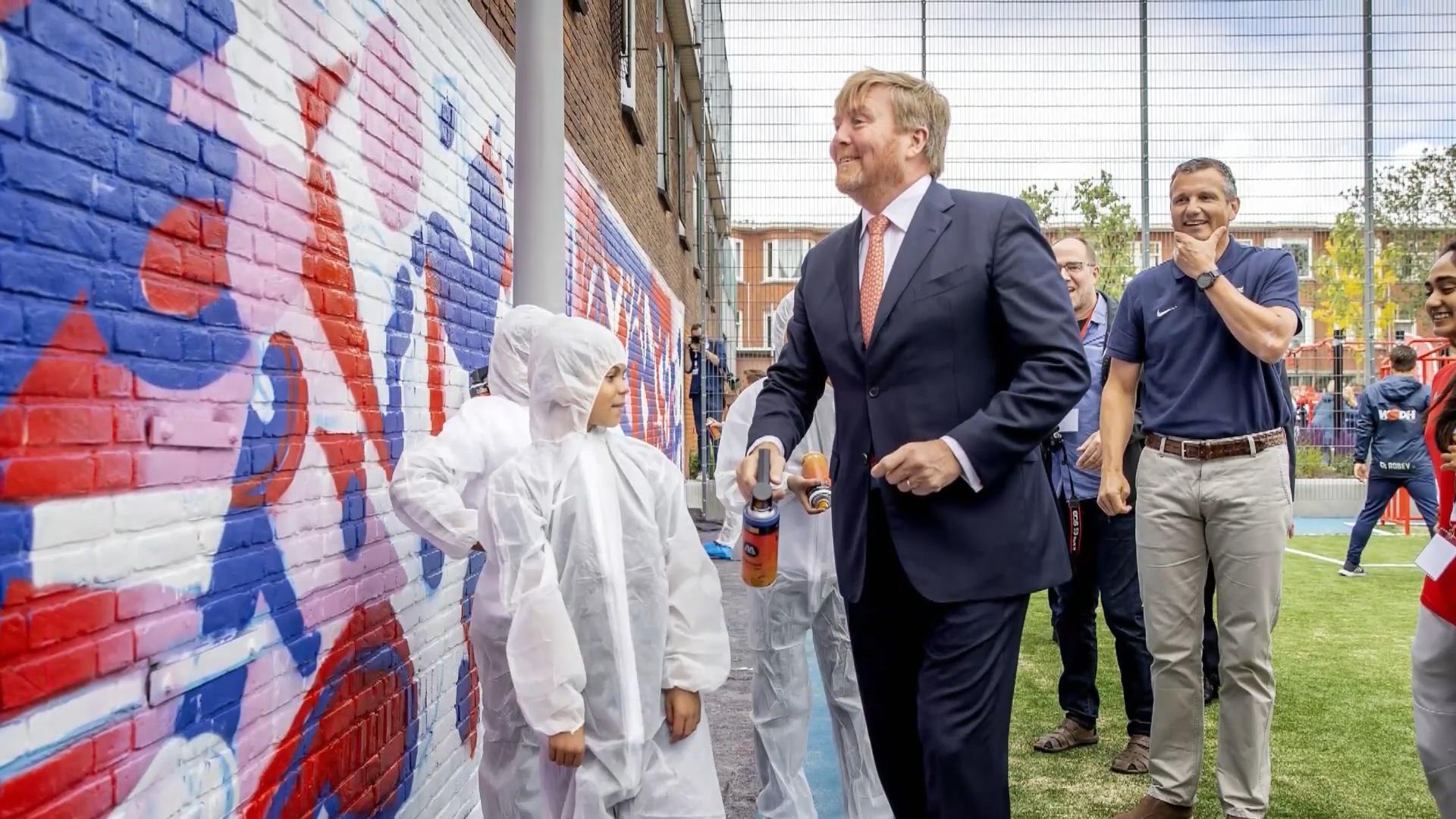 (Sprayer) King Willem-Alexander reaches for the Royal spray can in a very unusual way