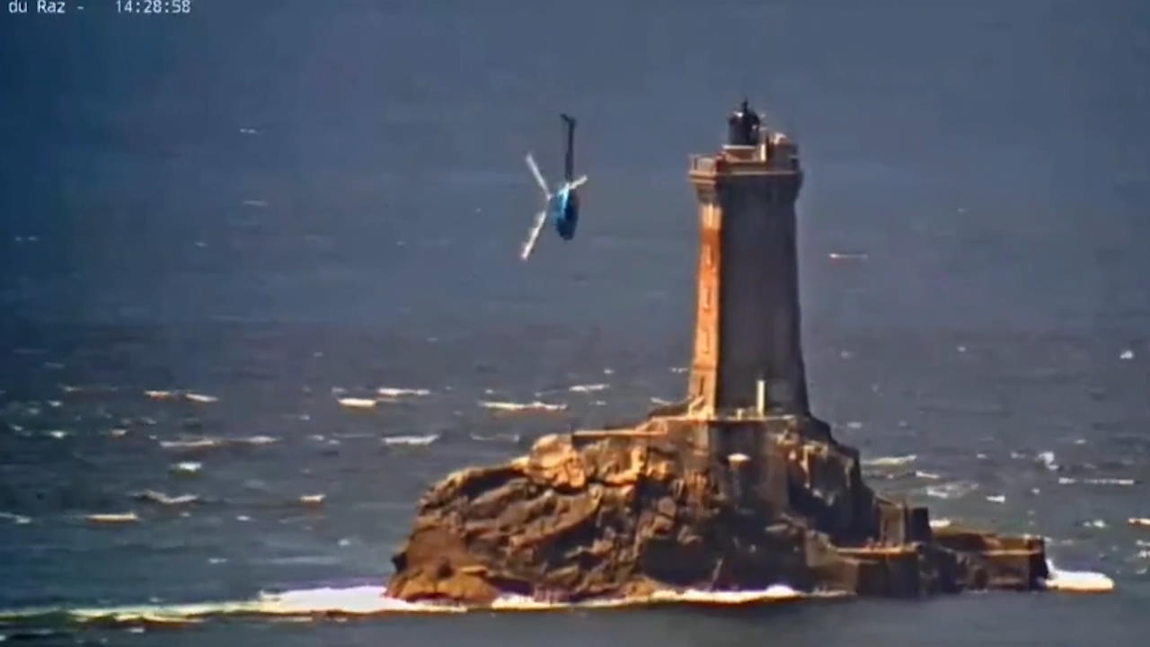 Helikopter geht plötzlich in den Sturzflug Direkt neben Leuchtturm
