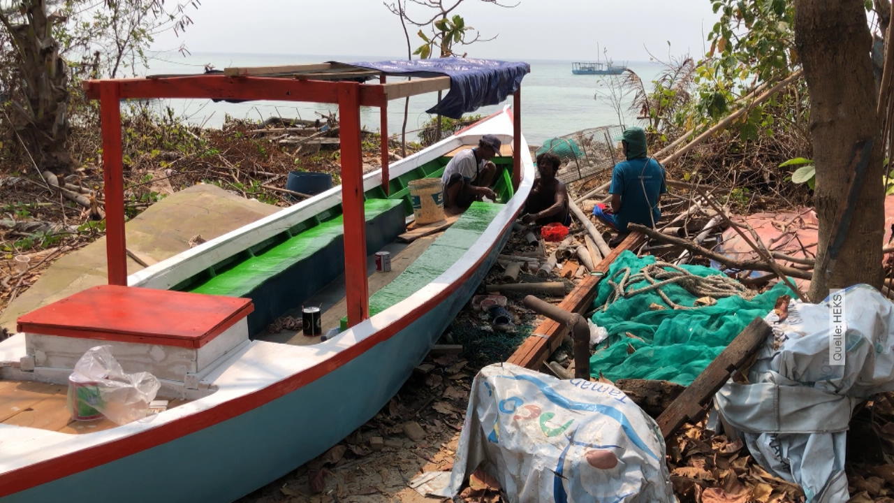 Indonesische Fischer verklagen Zement-Riesen Klimawandel zerstört Inselparadies