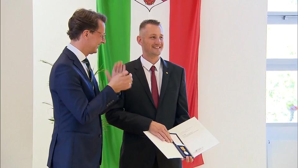NRW-Ministerpräsident zeichnet Retter aus Medaille für Mann