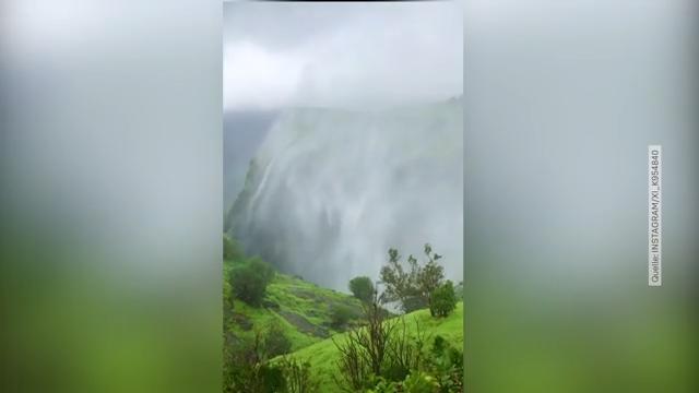 Verrückt! Dieser Wasserfall fließt nach oben Naneghat in Indien