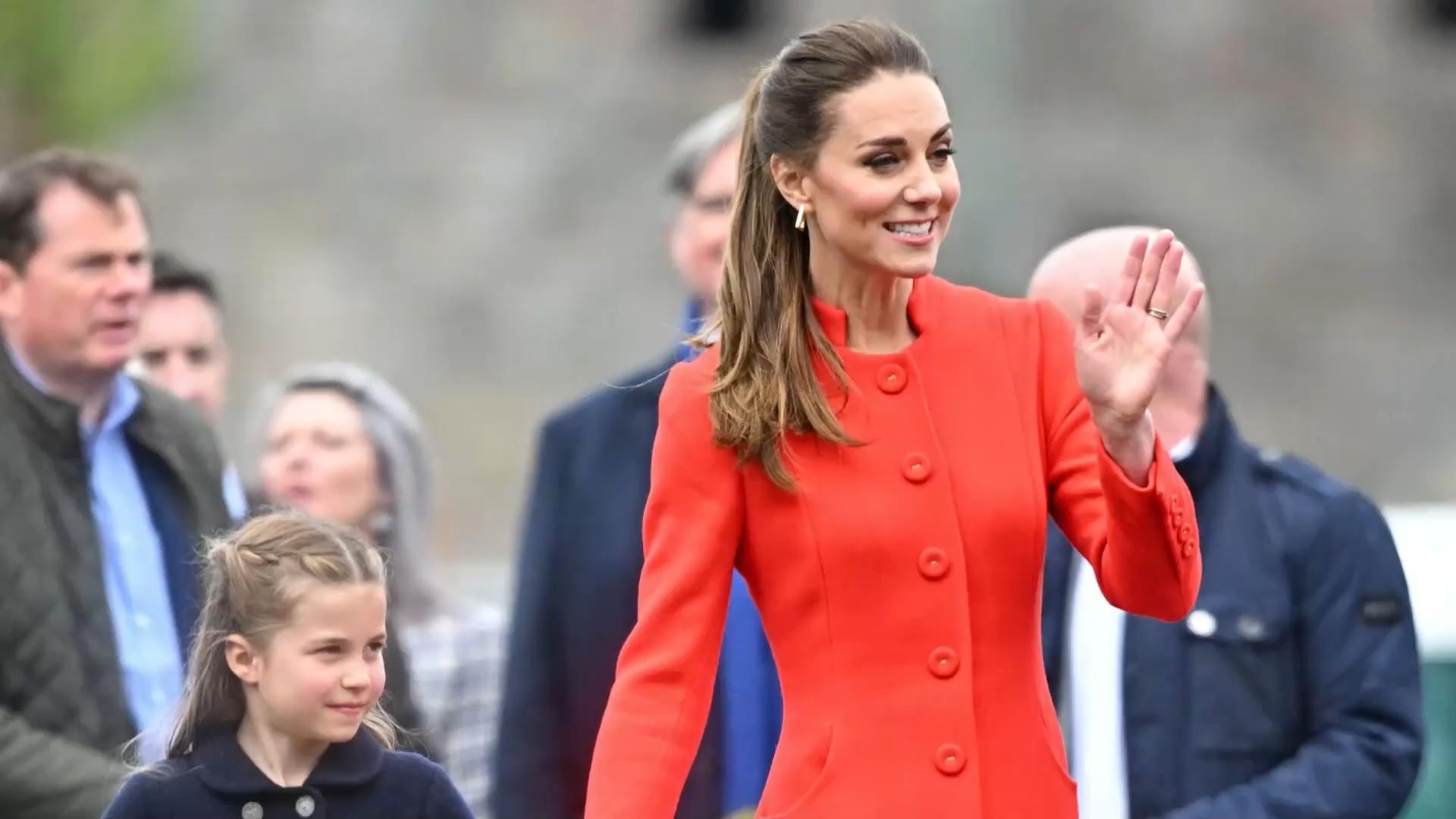 Hier imitiert Prinzessin Charlotte ihre Mama Herzogin Kate Royaler Nachwuchs in Ausbildung