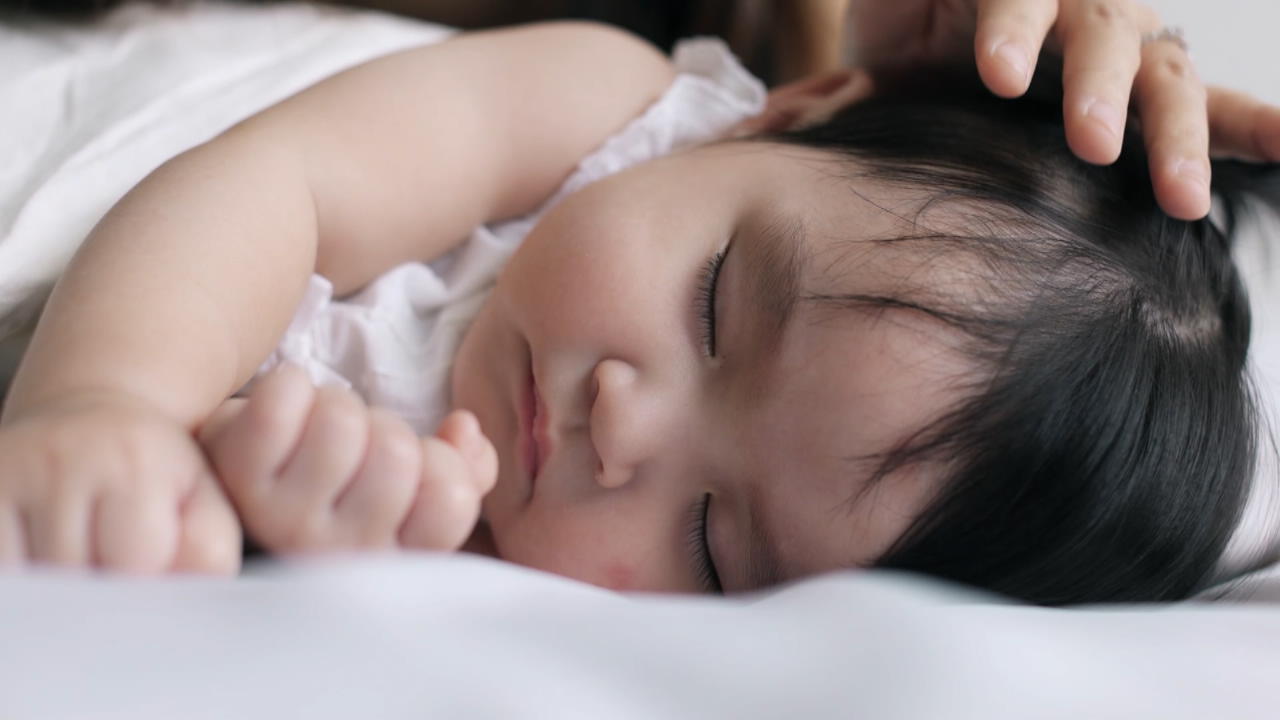 So schlafen Babys von alleine ein Eltern-Tipp