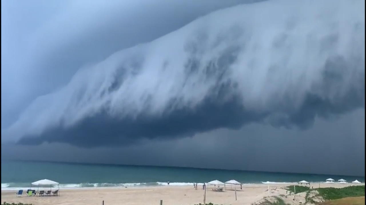 Shelf-Wolke beeindruckt Strandbesucher Wetterphänomen in Mexiko