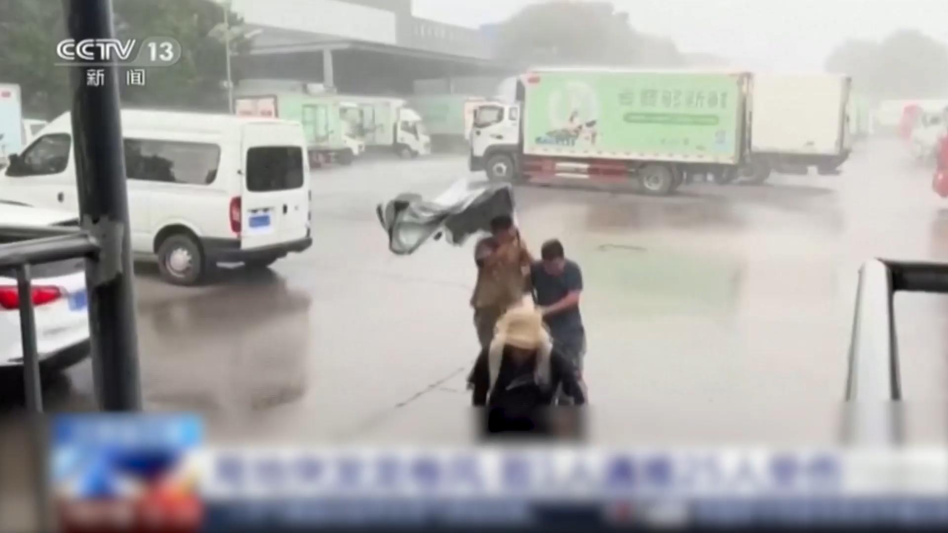 Unfassbare Bilder - Tornados wüten in China Elf Dörfer betroffen