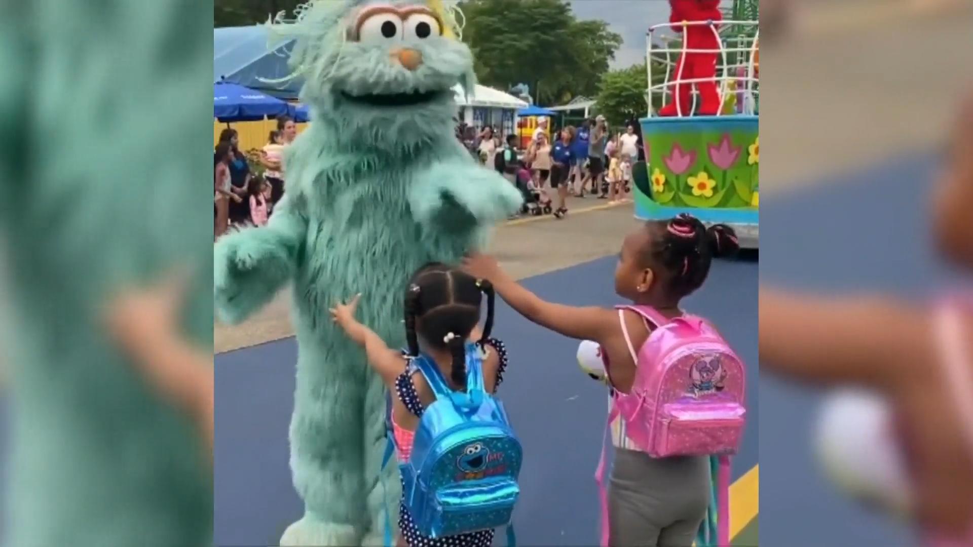 Sesamstraßen-Monster will schwarze Mädchen nicht abklatschen Rassismus-Skandal bei Parade