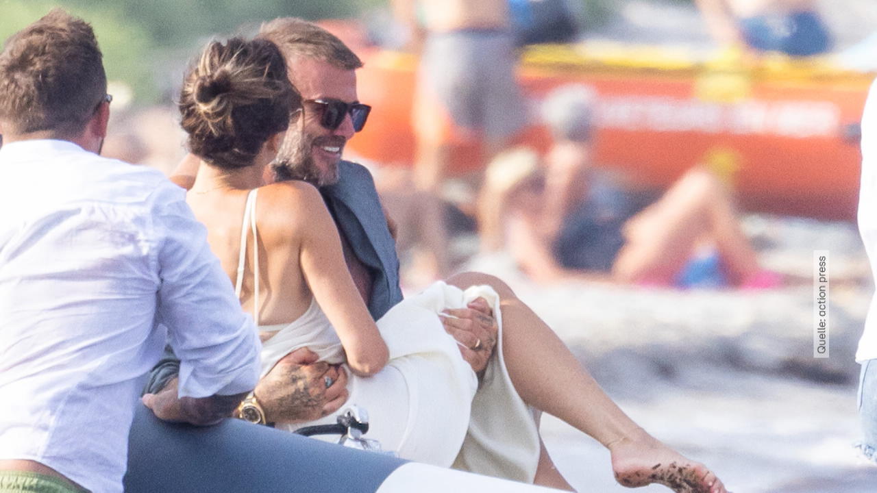 David Beckham trägt seine Frau Victoria auf Händen Familienurlaub