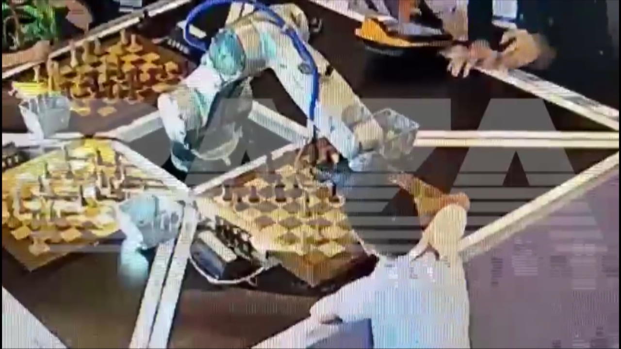 Schach-Roboter bricht Jungen (7) den Finger Mit Figur verwechselt