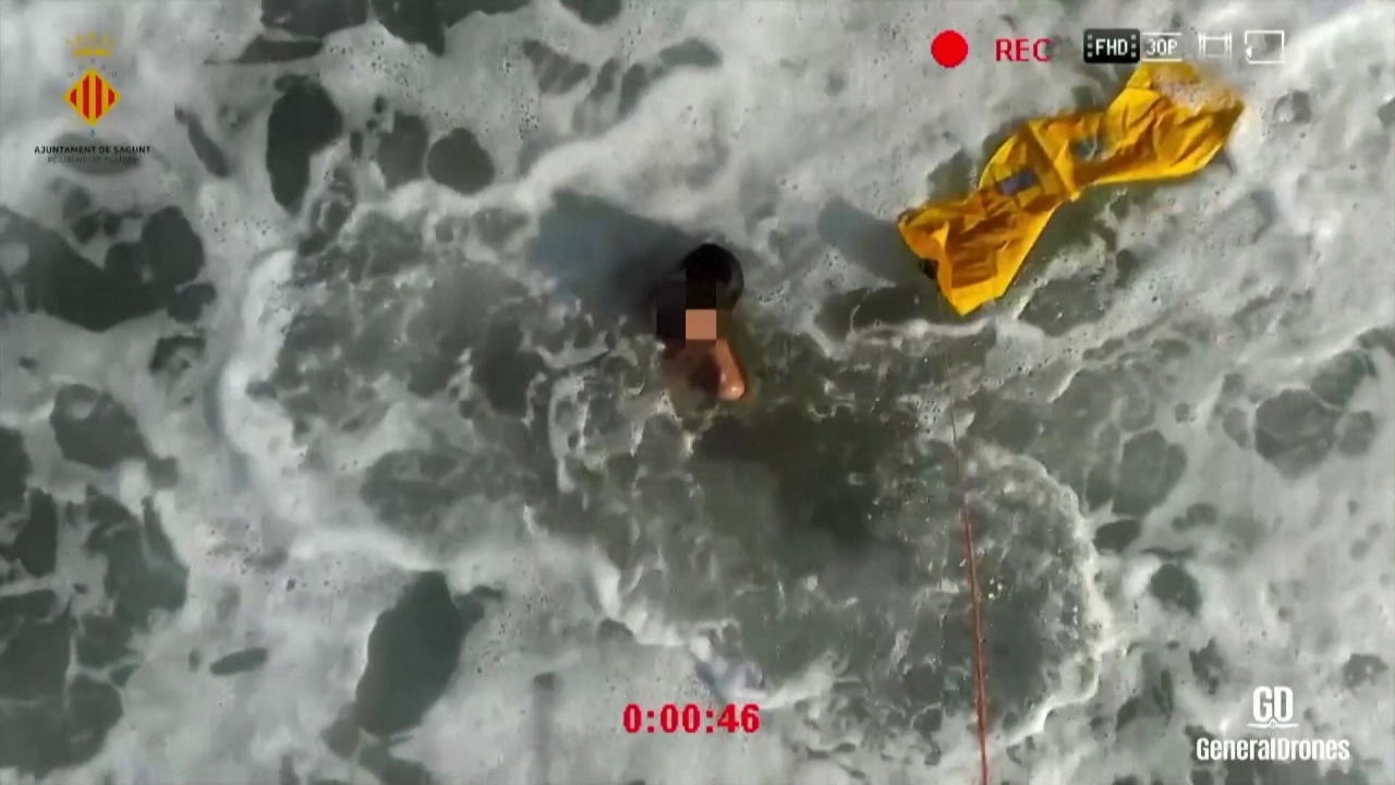 14-Jähriger wird dank Drohne vor dem Ertrinken gerettet Starker Wellengang vor der Küste von Valencia