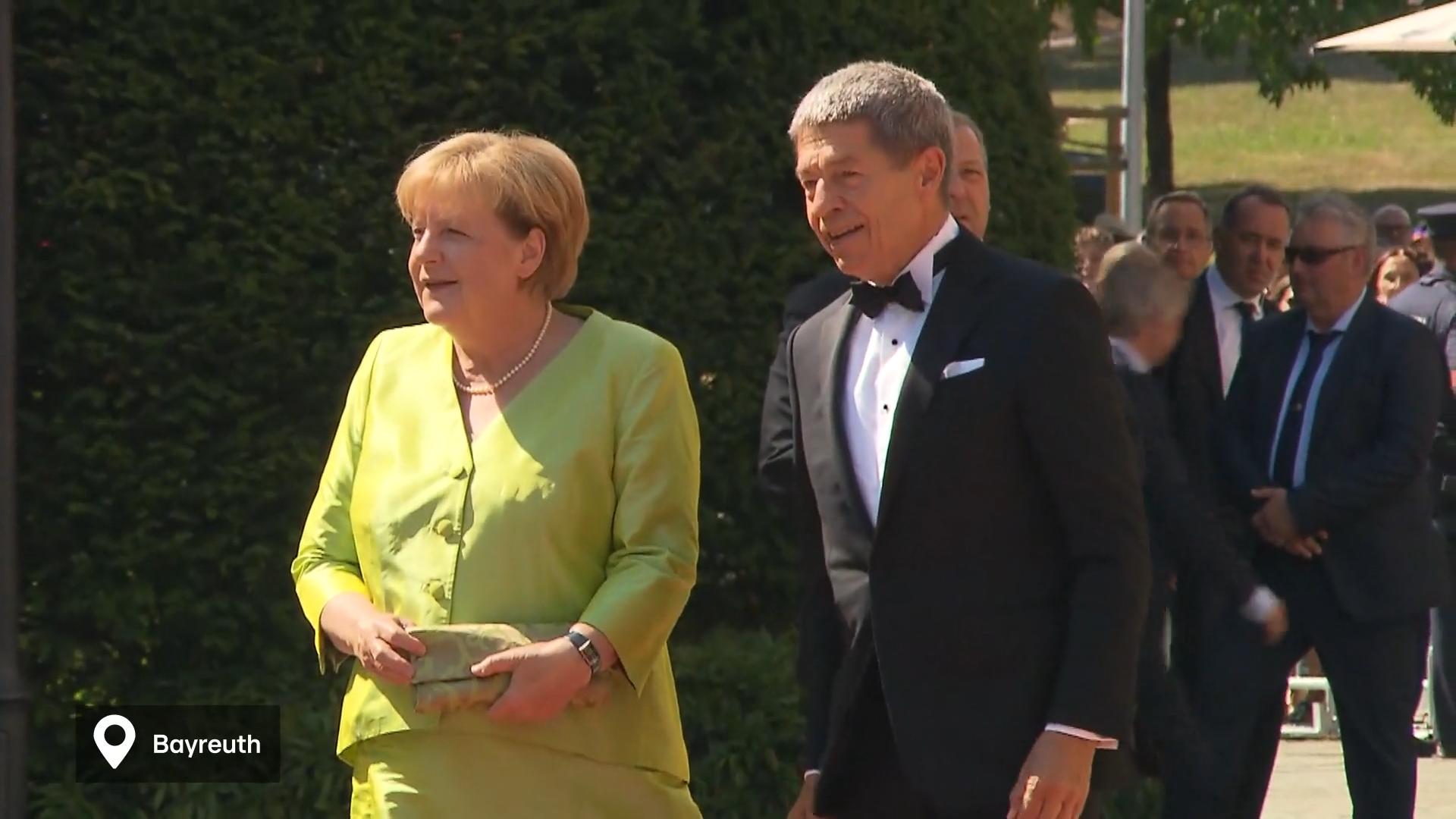 Angela Merkel trägt Grün - wie 2019 Festspiele in Bayreuth starten