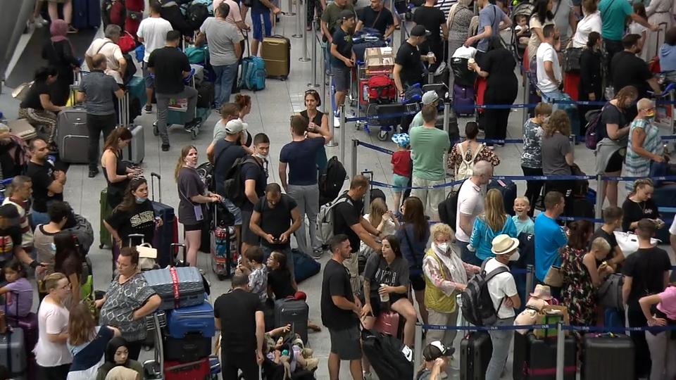 Jetzt auch noch Streik Chaos am Flughafen