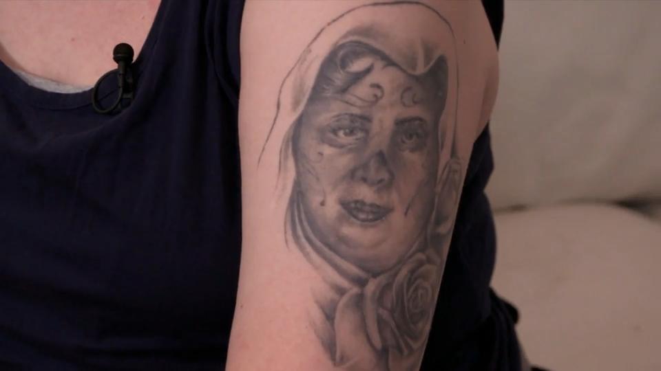 Das Gesicht der verstorben Mutter wird zum Albtraum Horrortattoo