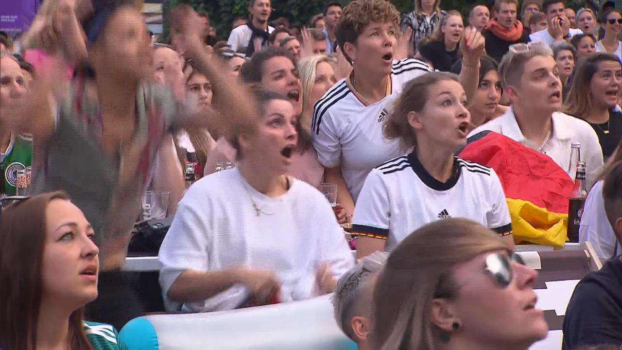 Los fanáticos alemanes animan, celebran y, a veces, sufren bajo la lluvia torrencial