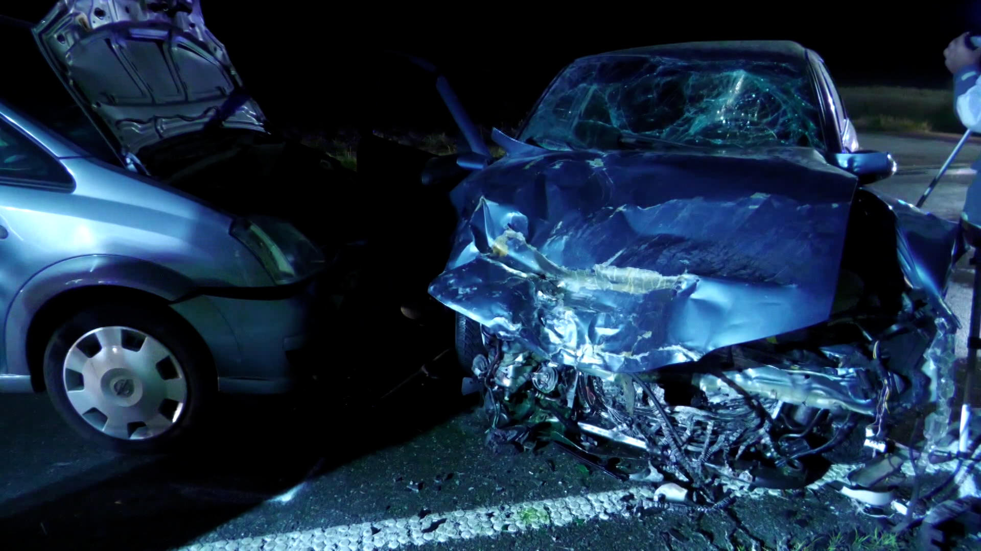 18-Jährige stirbt bei schwerem Verkehrsunfall auf der L300 Unfallverursacher begeht Fahrerflucht