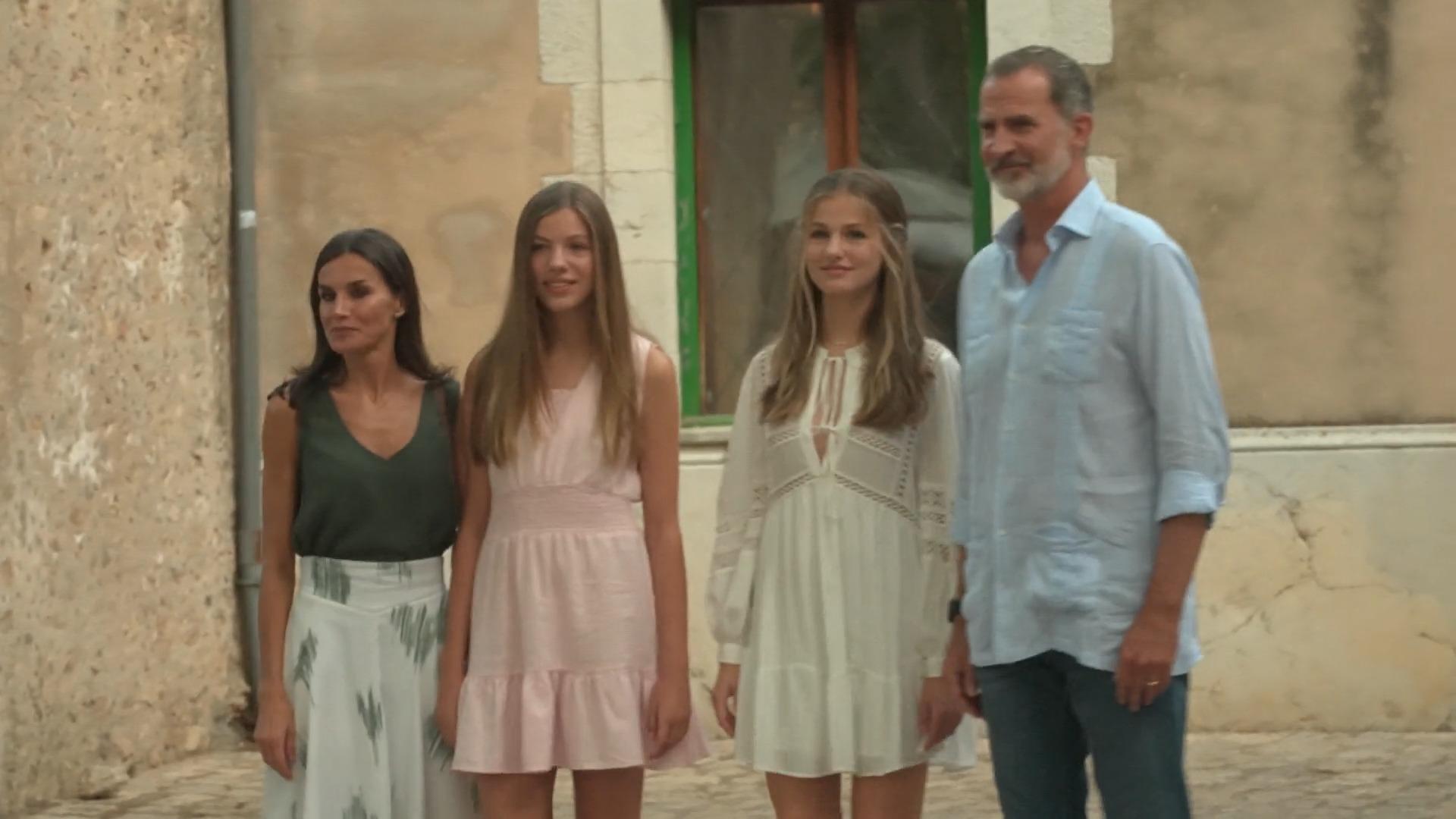 Les Espagnoles Leonor et Sofia volent la vedette de la visite des parents royaux à Majorque