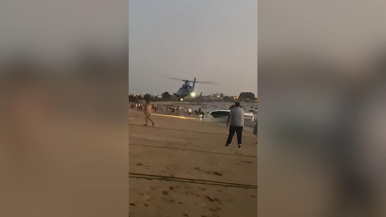 Polizei-Heli versucht Plünderer aufzuhalten Drogenkurier-Boot am Strand