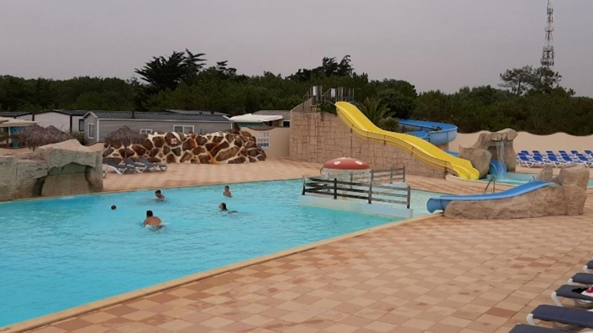 Achtjährige ertrinkt - Haare von Pool-Pumpe angesaugt Urlaubsdrama auf Campingplatz in Frankreich
