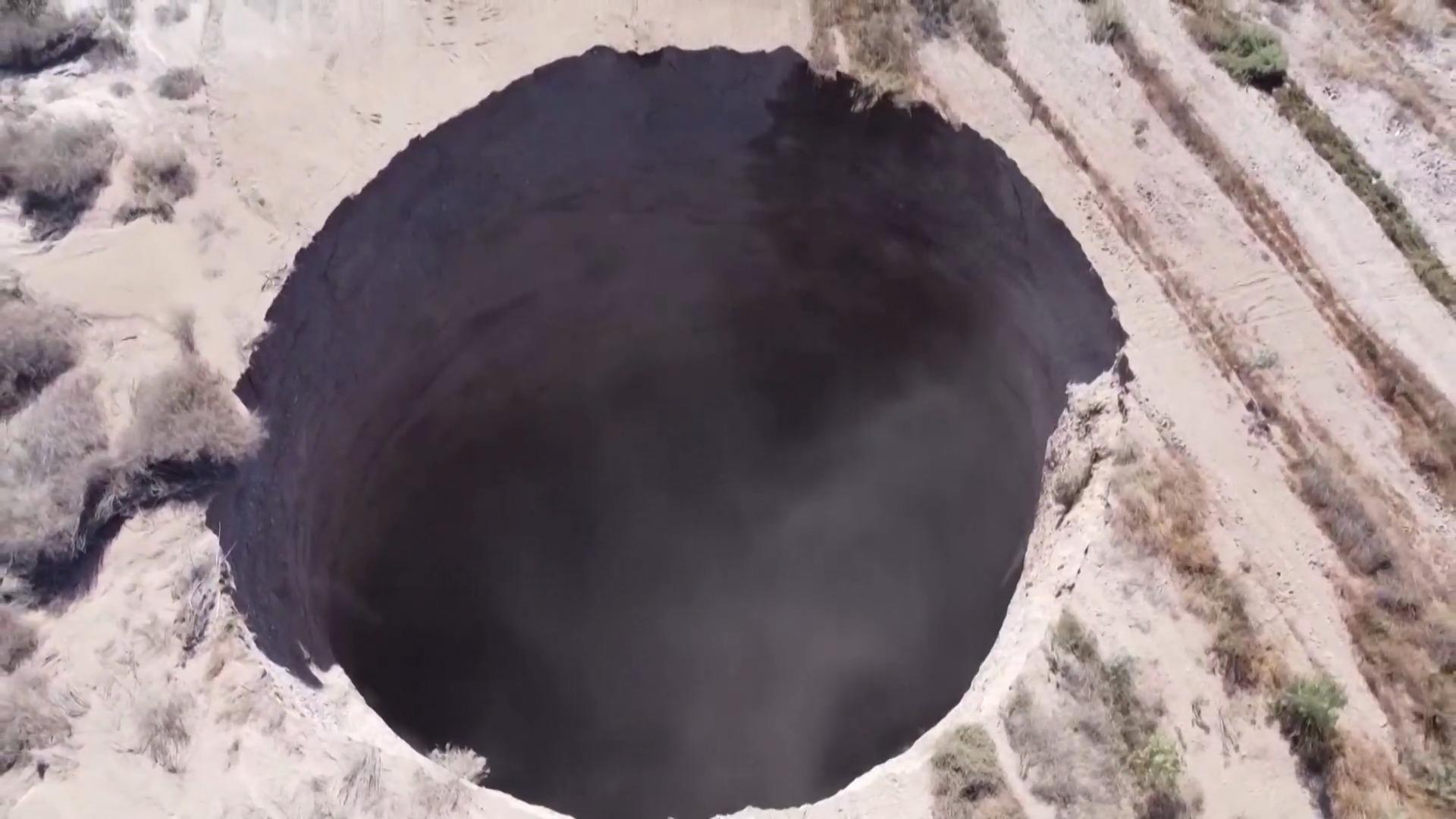 Riesiges Erdloch öffnet sich Krater ist 200 Meter tief