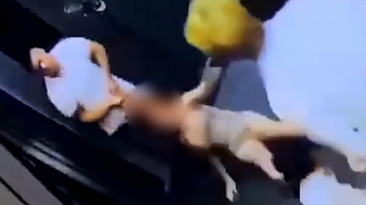 Brutaler Angriff! Mann zerrt Frau an Haaren in die Toilette Nach Auseinandersetzung in China
