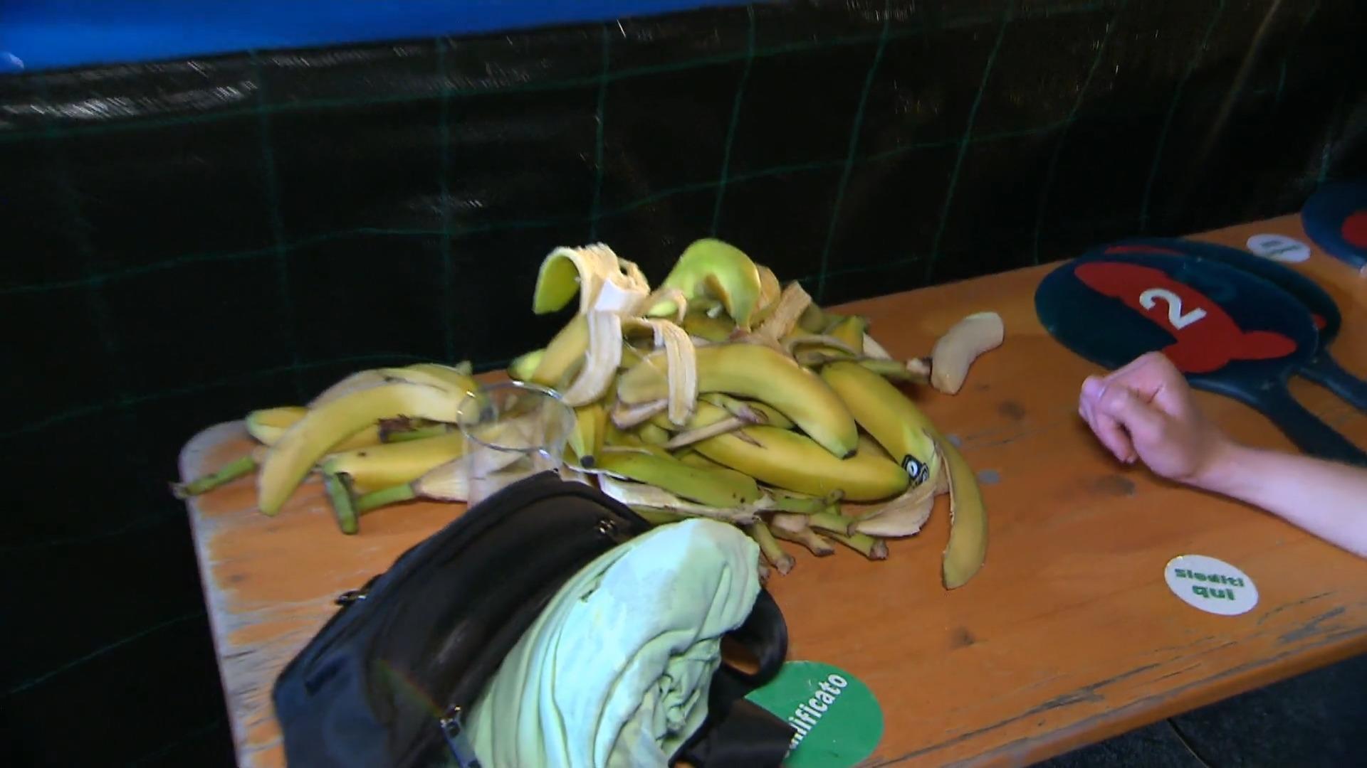 Männerfest in Monteprato Sexistischer Bananen-Wettbewerb