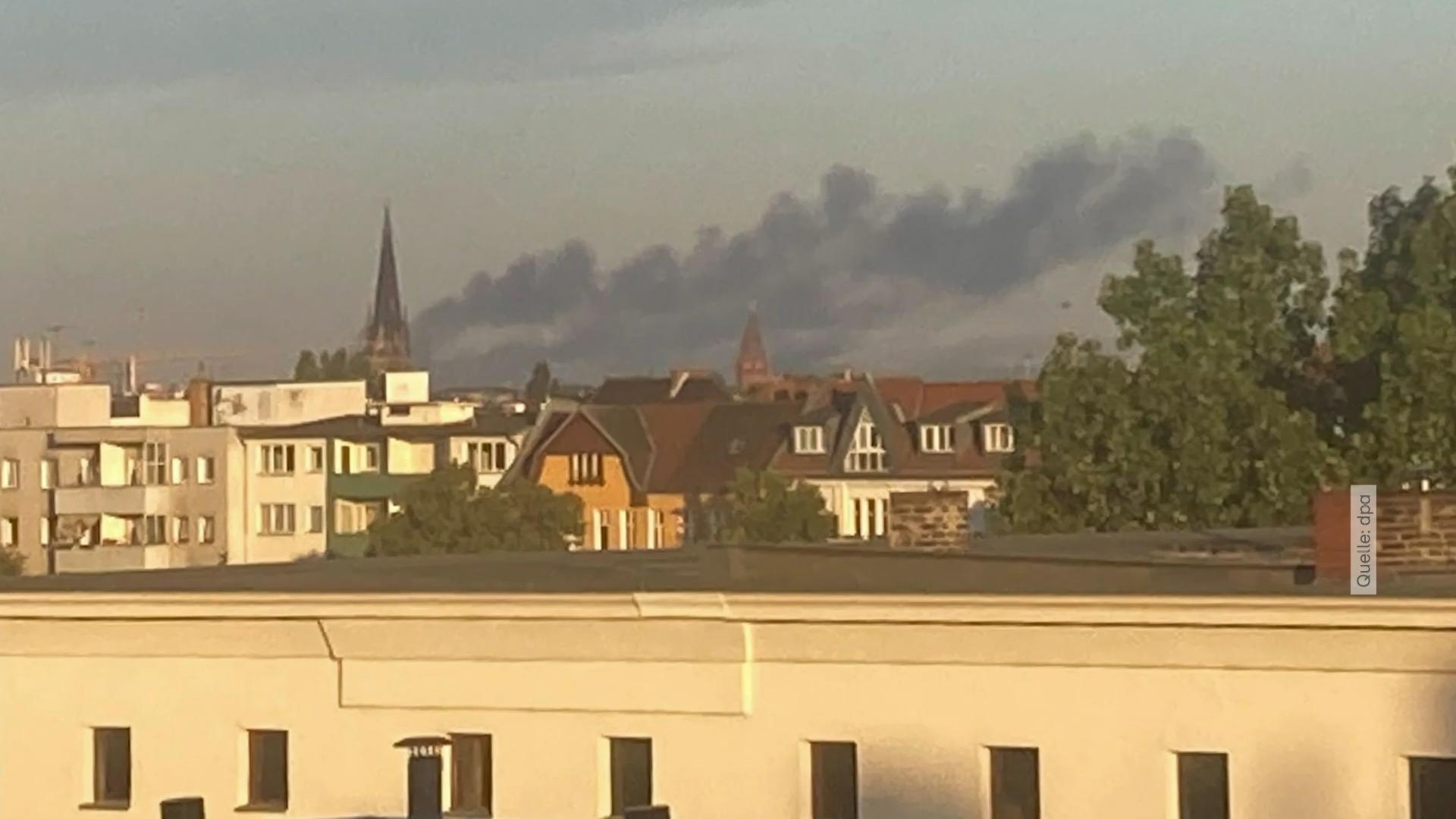 Feuerwehr: "Manngroße Trümmerteile fliegen durch die Luft" Explosion auf Sprengplatz in Berlin