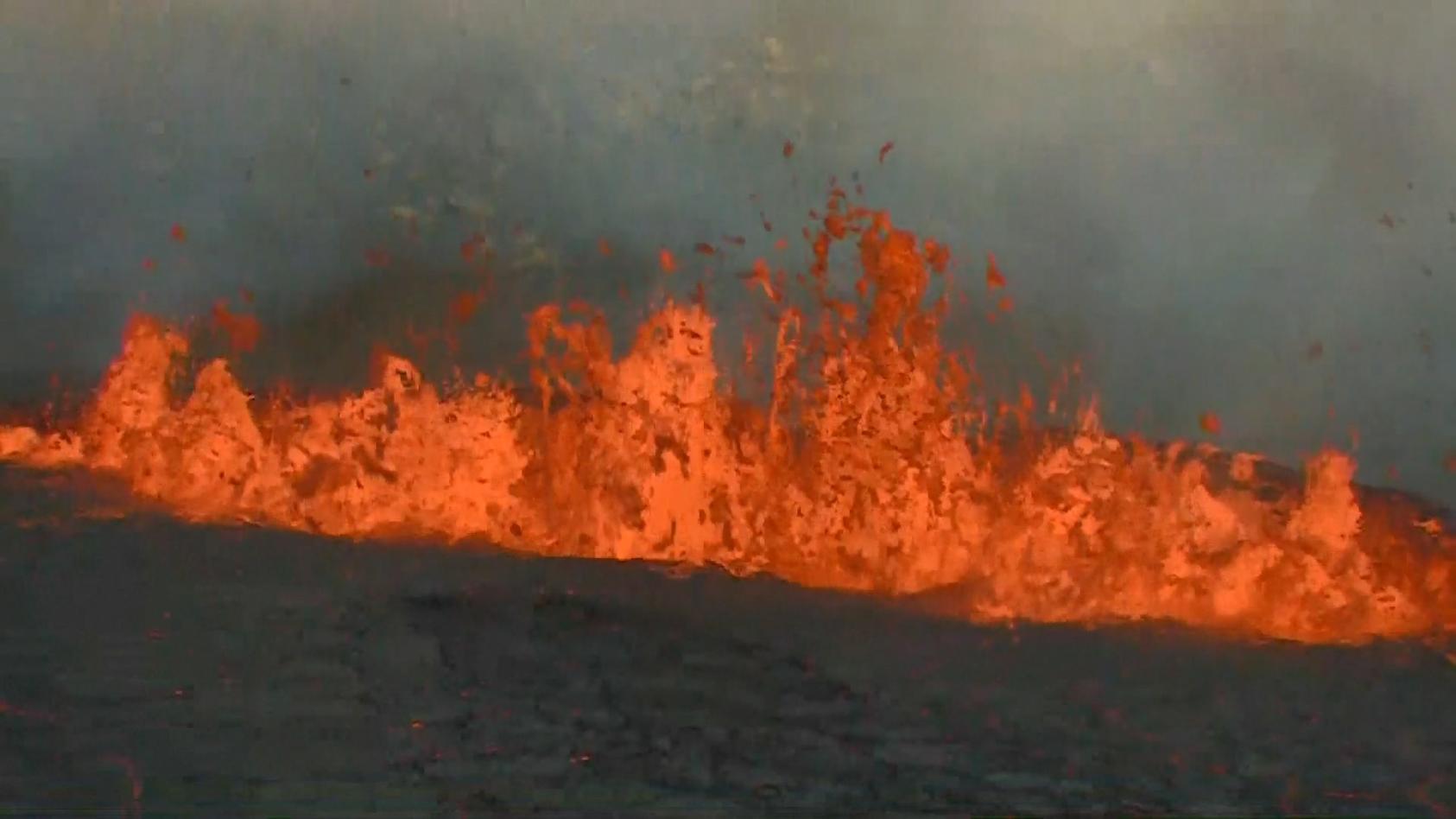 Vulkan bricht auf Island aus! Lava sprudelt aus der Erde Sensationelles Naturschauspiel