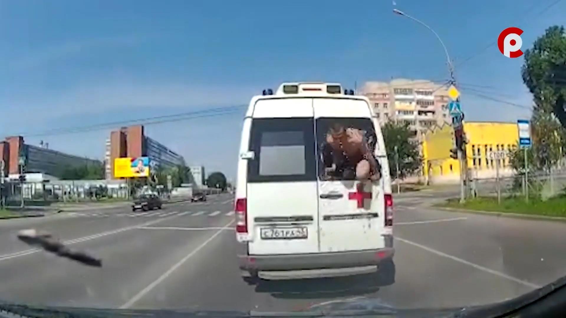 Halbnackter Patient springt aus fahrendem Krankenwagen Er will nicht ins Krankenhaus