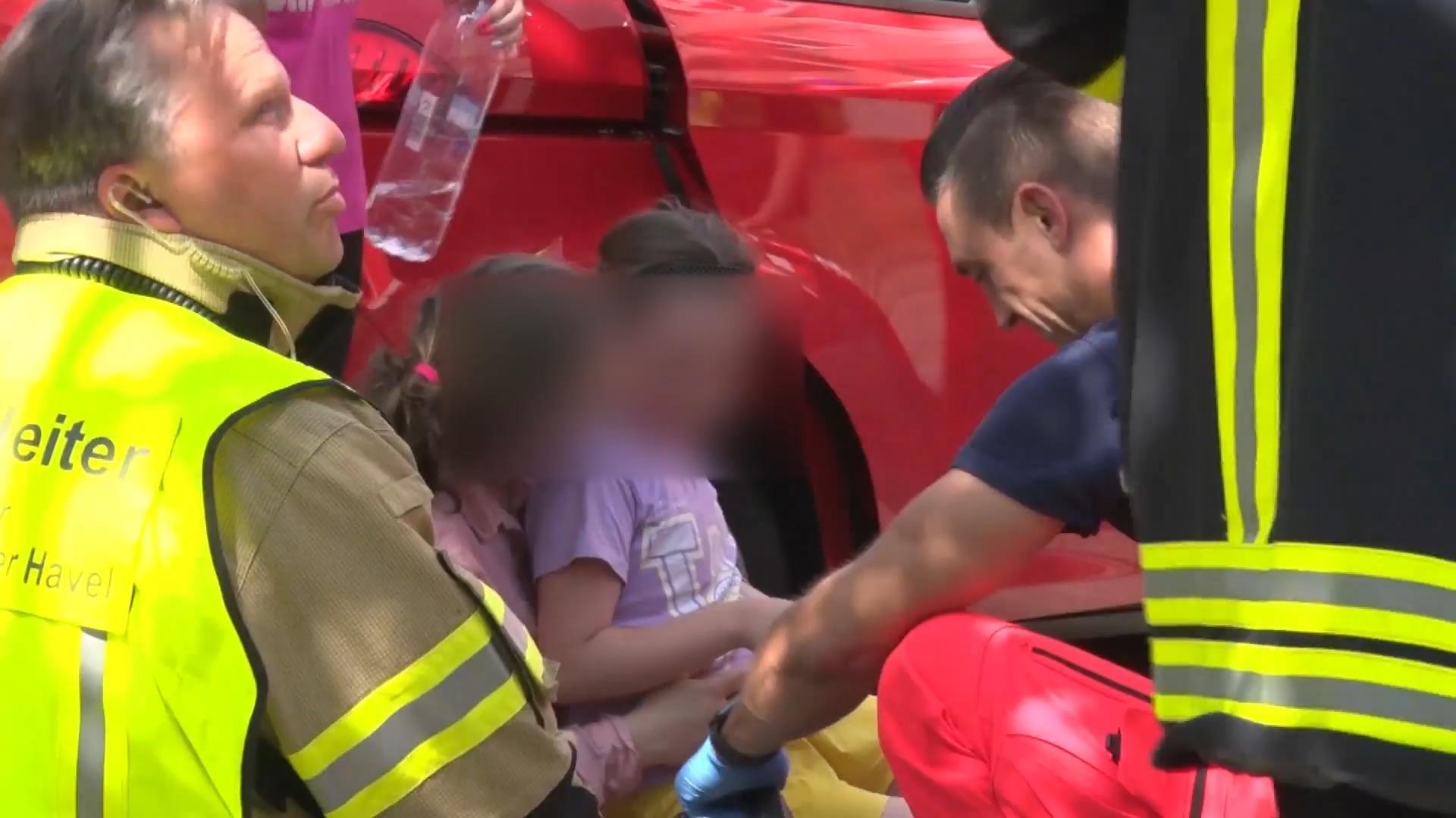 Feuerwehr befreit Mädchen aus Hitze-Auto Rettung bei 50 Grad in Brandenburg