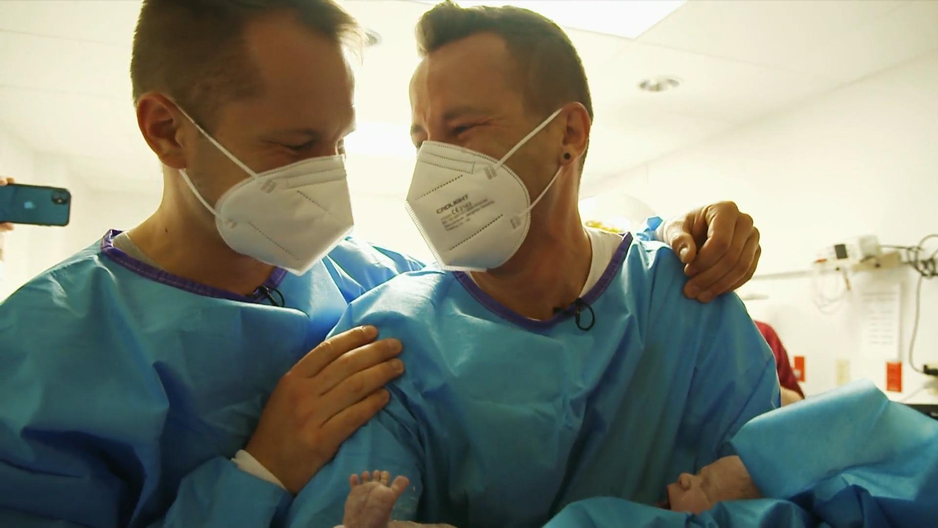 Zwei Männer werden Vater Homosexualität Leihmutterschaft