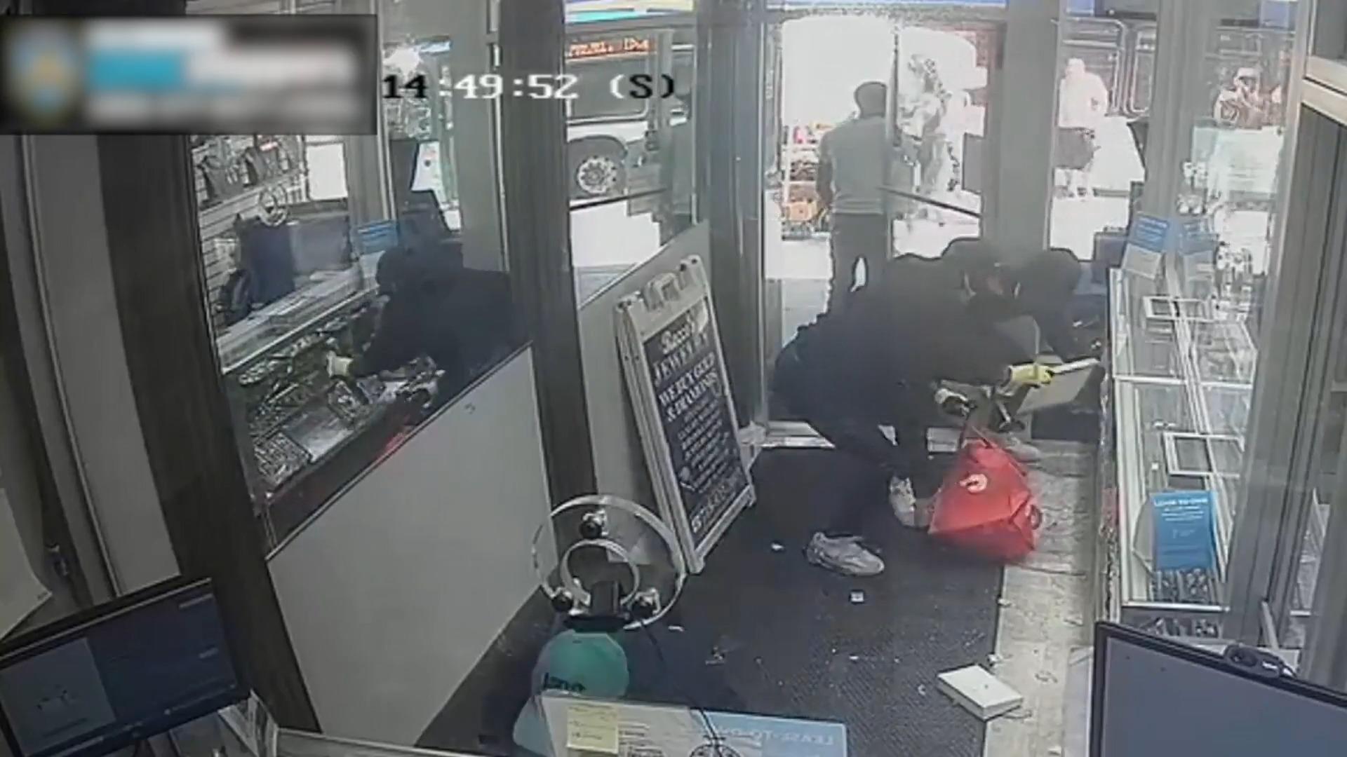 Men rob a jewelry store in broad daylight for $2 million in 30 seconds