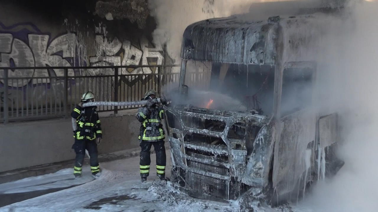 Laster-Brand unter Brücke stoppt Hamburger Zugverkehr S-Bahnhaltestelle Elbbrücken zweitweise gesperrt