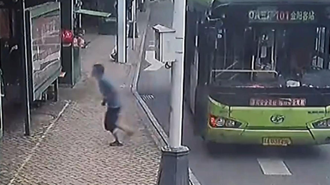 Bus rollt in den Gegenverkehr - weil Fahrer aufs Klo rennt Schock-Moment!