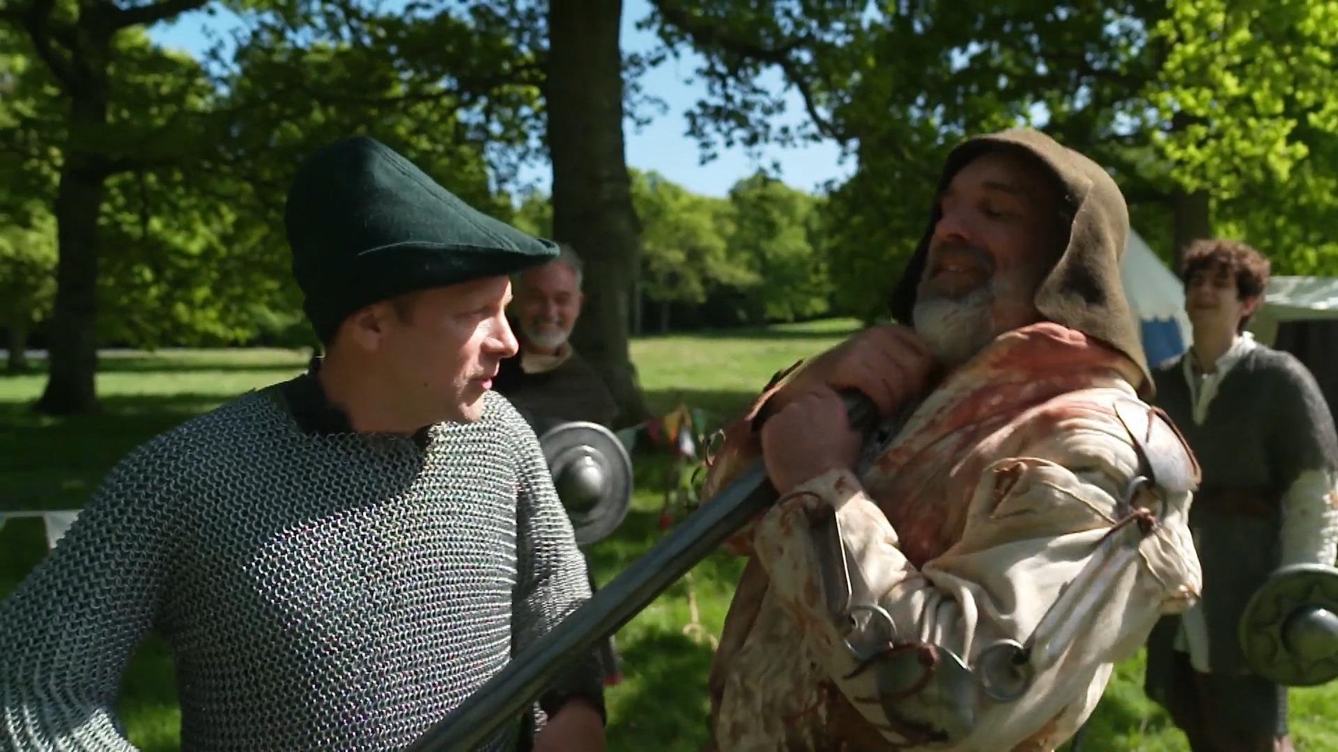 "Let's fight!" Olli Pocher versucht sich als Ritter Während sein Papa ein Nickerchen macht...