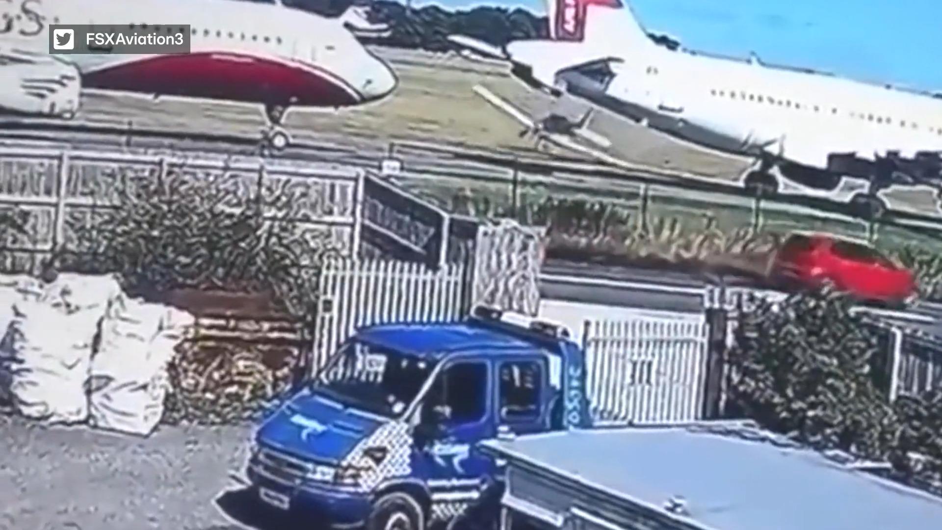 Kleinflugzeug kracht bei Landung fast in Passagierjet Um Haaresbreite
