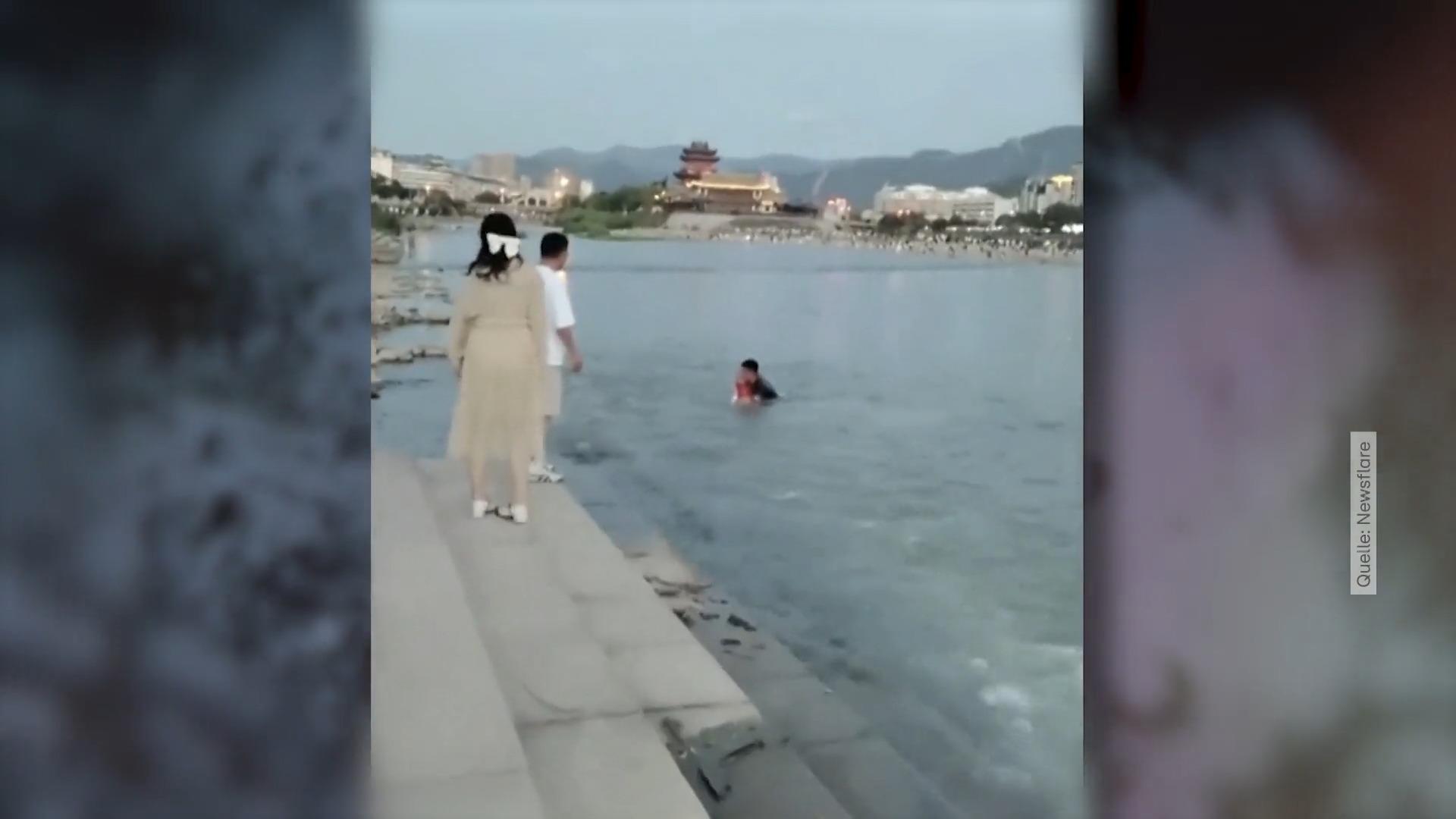 Mann rettet Mädchen vor dem Ertrinken Von Welle mitgerissen