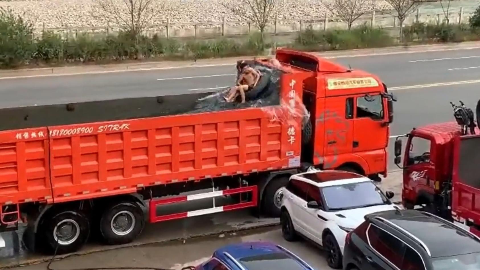 Zu heiß! Männer verwandeln Truck in Pool Sogar mit Wellengang