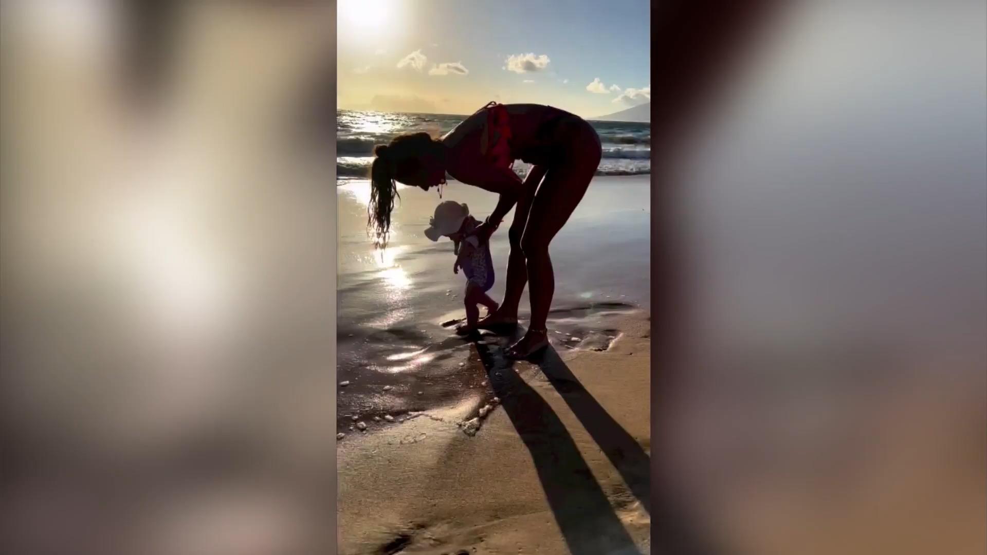 Sarah Engels' Tochter macht ihre ersten Schritte am Strand Magischer Baby-Moment