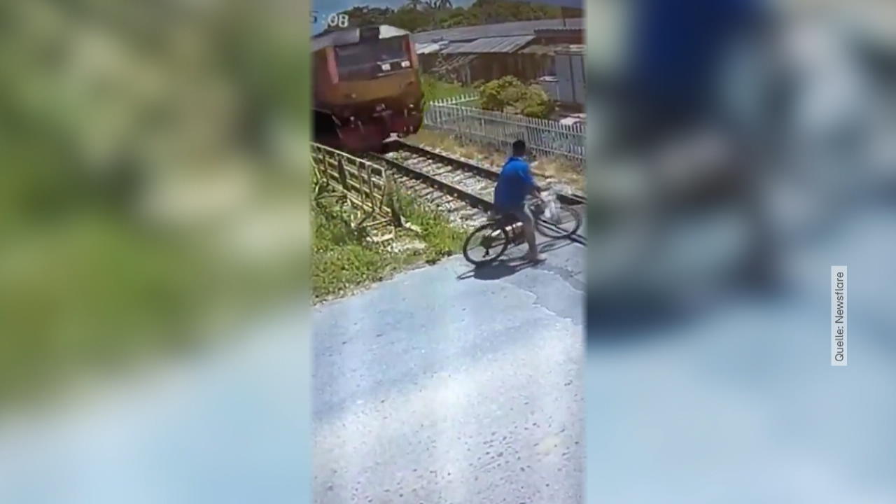 Thailand: Ungeduldiger Radfahrer wird fast von Zug erwischt Das hat ihm fast das Leben gekostet!
