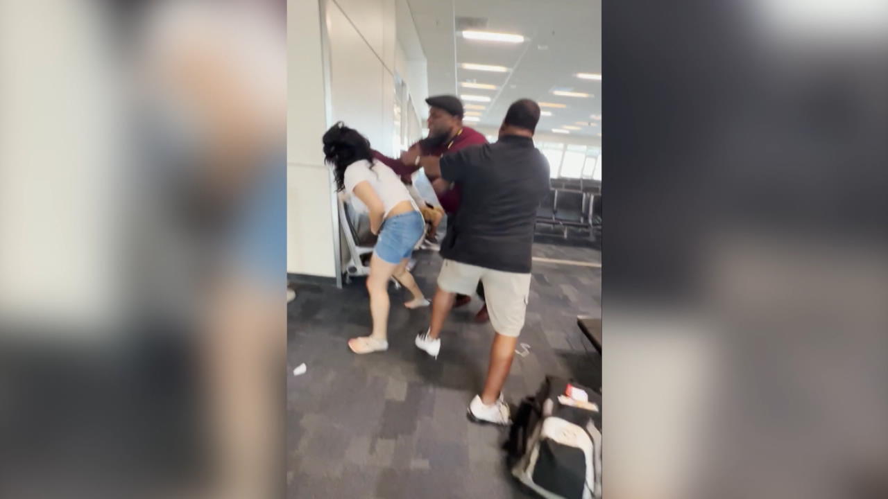 Streit eskaliert: Mitarbeiter und Passagierin prügeln sich Texas