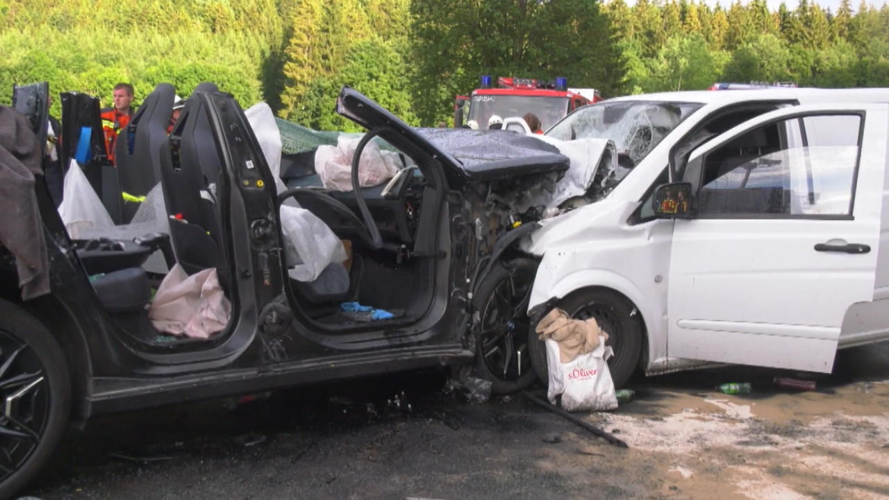 Unfall Auf Der B28 Bei Römerstein E Auto Fährt In Gegenverkehr Ein Toter Und Neun Verletzte 2873