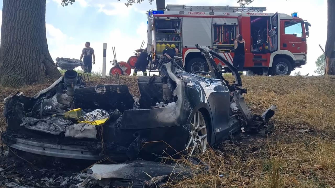 Nach Horror-Crash: Zwei Menschen sterben in Brandenburg Tesla fing Feuer
