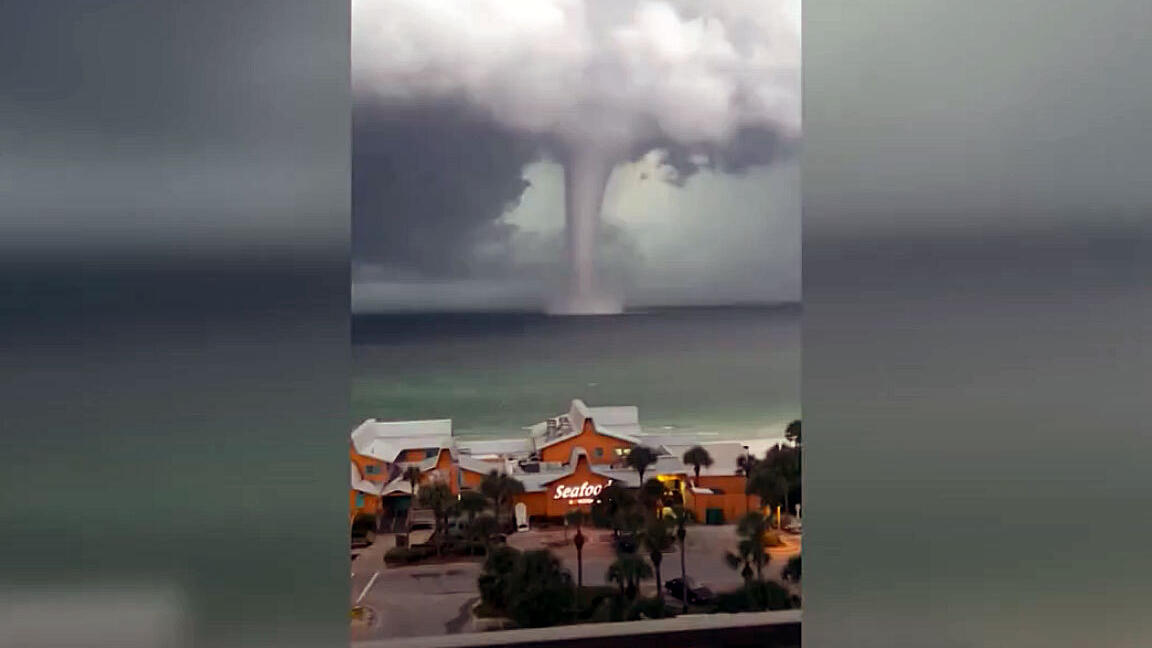 Riesige Wasserhose wälzt sich an Floridas Küste entlang Flankiert von Blitz und Donner