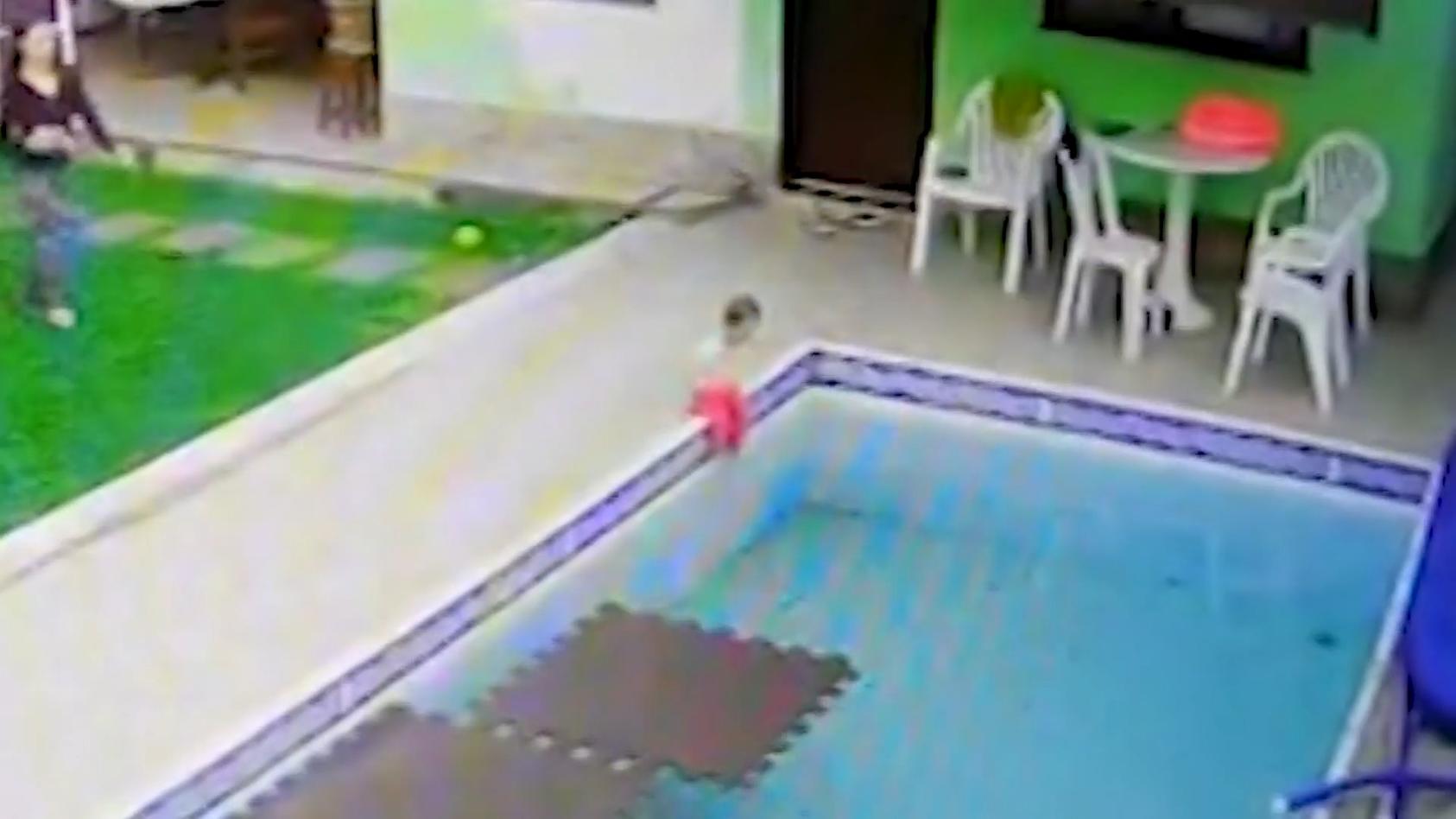 Kleinkind fällt in Pool - Mutter reagiert blitzschnell Schock-Moment für Eltern